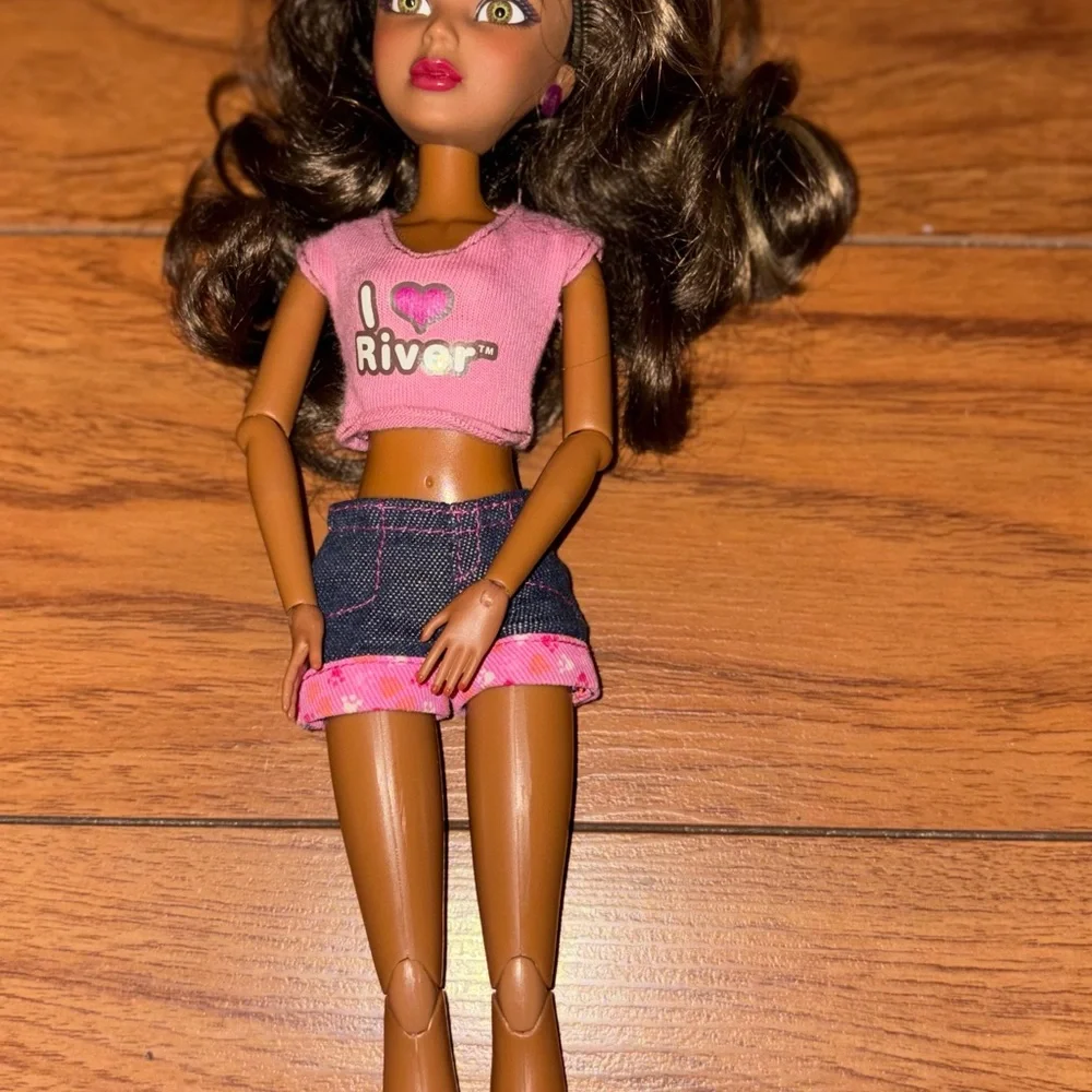 Pair of Fashion Dolls with Pink Accents - Picture 4 of 6